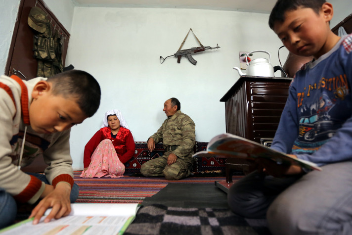 Kırgız asıllı Türklerin yaşadığı Van'ın Erciş ilçesine bağlı Ulupamir köyünde, hemen her evde bir korucu bulunuyor.